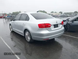 2011 Volkswagen Jetta SEL z VIN 3VWLX7AJ3BM351393, wystawiony jako IAAI lot #42241299 z przebiegiem 130 903 mil mil oraz . Historia ofert i sprzedaży dostępna na DreamBid. Obrazek 3.