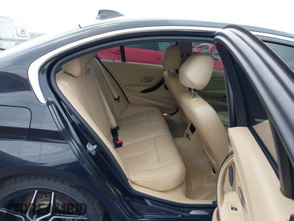 2015 BMW 3 Series 328i xDrive z VIN WBA3B5G56FNS18880, wystawiony jako IAAI lot #42454124 z przebiegiem 63 217 mil mil oraz . Historia ofert i sprzedaży dostępna na DreamBid. Obrazek 8.
