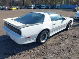 1990 Pontiac Firebird z VIN 1G2FW23F9LL206767, wystawiony jako IAAI lot #42081028 z przebiegiem 64 836 mil mil oraz . Historia ofert i sprzedaży dostępna na DreamBid. Obrazek 4.