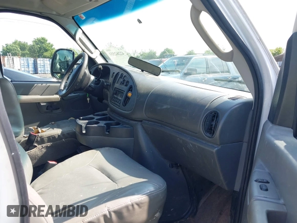 2008 Ford Econoline Cargo Commercial z VIN 1FTNE14W28DB60915, wystawiony jako IAAI lot #42262551 z przebiegiem 411 090 mil mil oraz . Historia ofert i sprzedaży dostępna na DreamBid. Obrazek 5.