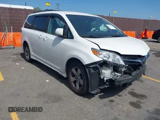 2019 Toyota Sienna LE Auto Access Seat с VIN 5TDKZ3DC2KS004815, выставлен на аукционе IAAI как лот 42282838 с пробегом 131 212 миль миль и . История ставок и продаж доступна на DreamBid. Изображение 1.
