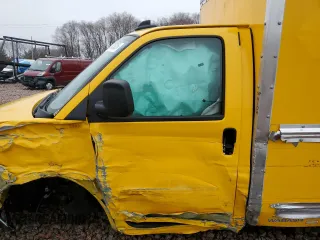 2024 GMC Savana z VIN 1GD07RFP4R1176136, wystawiony jako Copart lot #47645825 z przebiegiem Nie podano mil oraz Szkoda całkowita • Salvage title. Historia ofert i sprzedaży dostępna na DreamBid. Obrazek 7.