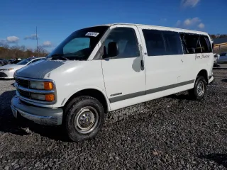 2000 Chevrolet Express with VIN 1GAHG39R8Y1258153, listed as a Copart auction lot 82823374 with 172,336 mi miles and Salvage Title. Bid and sale history available at carsss.com. Image 1.