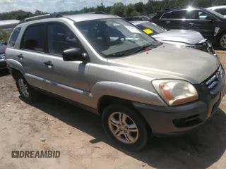 2005 Kia Sportage LX z VIN KNDJF723857074784, wystawiony jako IAAI lot #42535132 z przebiegiem 250 593 mil mil oraz . Historia ofert i sprzedaży dostępna na DreamBid. Obrazek 1.