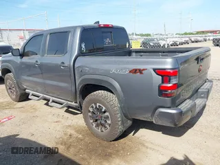 2023 Nissan Frontier Pro-4X z VIN 1N6ED1EK0PN670619, wystawiony jako IAAI lot #42044366 z przebiegiem 26 475 mil mil oraz . Historia ofert i sprzedaży dostępna na DreamBid. Obrazek 3.