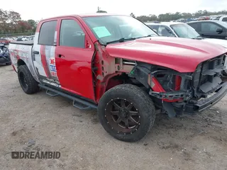 2015 Ram 1500 Express z VIN 1C6RR6KT3FS518146, wystawiony jako IAAI lot #41404007 z przebiegiem 143 502 mil mil oraz . Historia ofert i sprzedaży dostępna na DreamBid. Obrazek 1.