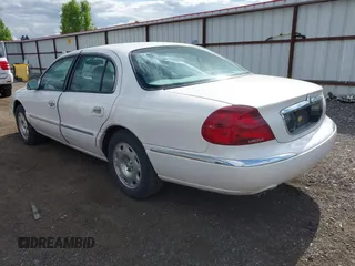 1999 Lincoln Continental z VIN 1LNHM97V2XY708917, wystawiony jako IAAI lot #42282254 z przebiegiem 283 827 mil mil oraz . Historia ofert i sprzedaży dostępna na DreamBid. Obrazek 3.