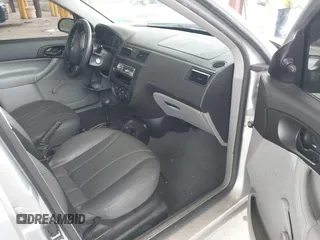 2006 Ford Focus S z VIN 1FAFP34N66W141597, wystawiony jako IAAI lot #42301819 z przebiegiem 94 705 mil mil oraz . Historia ofert i sprzedaży dostępna na DreamBid. Obrazek 5.