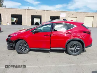 2024 Lexus NX 350h Premium z VIN 2T2GKCEZ7RC025509, wystawiony jako IAAI lot #41998061 z przebiegiem 29 737 mil mil oraz . Historia ofert i sprzedaży dostępna na DreamBid. Obrazek 13.