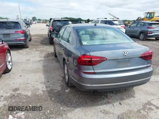 2017 Volkswagen Passat S z VIN 1VWAT7A32HC085122, wystawiony jako IAAI lot #42204880 z przebiegiem 61 935 mil mil oraz . Historia ofert i sprzedaży dostępna na DreamBid. Obrazek 3.