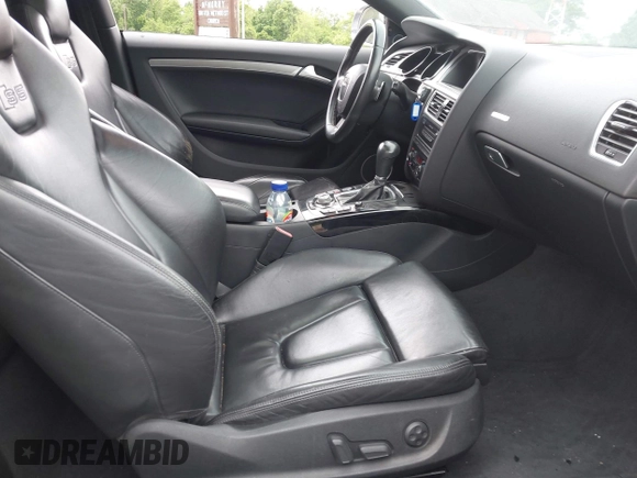 2009 Audi S5 z VIN WAURV78T99A033499, wystawiony jako IAAI lot #42323444 z przebiegiem 117 439 mil mil oraz . Historia ofert i sprzedaży dostępna na DreamBid. Obrazek 5.