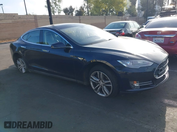 2014 Tesla Model S 60 z VIN 5YJSA1H11EFP30596, wystawiony jako IAAI lot #42235901 z przebiegiem 143 837 mil mil oraz . Historia ofert i sprzedaży dostępna na DreamBid. Obrazek 1.
