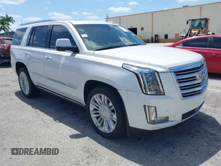 2018 Cadillac Escalade Platinum z VIN 1GYS4DKJ4JR377397, wystawiony jako IAAI lot #42161642 z przebiegiem 64 055 mil mil oraz . Historia ofert i sprzedaży dostępna na DreamBid. Obrazek 1.
