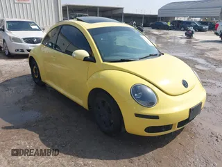 2006 Volkswagen New Beetle Coupe with VIN 3VWRW31CX6M417886, listed as a IAAI auction lot 41854924 with 61,008 mi miles. Bid and sale history available at carsss.com. Image 1.