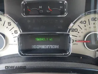 2013 Ford Expedition XLT с VIN 1FMJU1H50DEF14630, выставлен на аукционе IAAI как лот 42258934 с пробегом 196 843 миль миль и . История ставок и продаж доступна на DreamBid. Изображение 7.