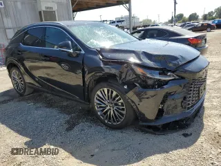 2024 Lexus RX 450h+ Luxury z VIN JTJCJMGA2R2021916, wystawiony jako Copart lot #57710955 z przebiegiem 10 959 mil mil oraz Szkoda całkowita • Salvage title. Historia ofert i sprzedaży dostępna na DreamBid. Obrazek 4.