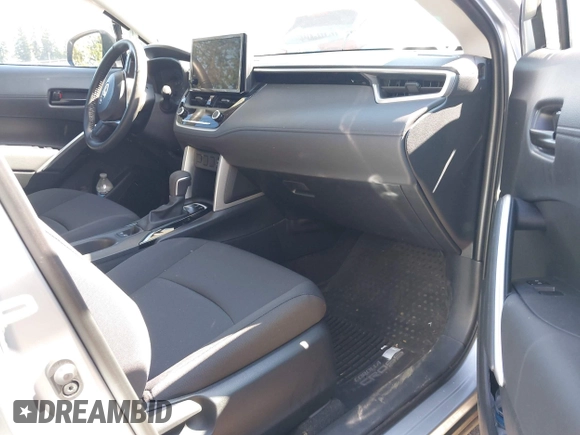 2023 Toyota Corolla Cross LE z VIN 7MUBAABG4PV062357, wystawiony jako IAAI lot #42616530 z przebiegiem 10 366 mil mil oraz . Historia ofert i sprzedaży dostępna na DreamBid. Obrazek 5.