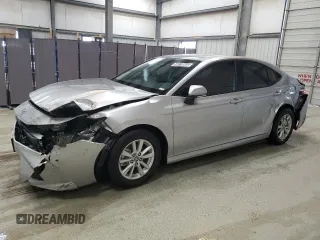 2025 Toyota Camry LE z VIN 4T1DAACKXSU536673, wystawiony jako Copart lot #54878865 z przebiegiem 1 840 mil mil oraz Czysty tytuł • Clean title. Historia ofert i sprzedaży dostępna na DreamBid. Obrazek 1.