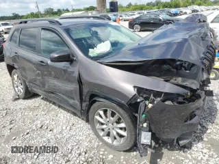 2018 Jeep Cherokee Latitude Tech Connect with VIN 1C4PJLCB1JD605455, listed as a Copart auction lot 61085135 with 117,195 mi miles and Salvage title. Bid and sale history available at DreamBid. Image 4.