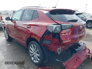 2024 Buick Encore GX Avenir z VIN KL4AMFSL5RB054571, wystawiony jako IAAI lot #41839672 z przebiegiem 7 826 mil mil oraz . Historia ofert i sprzedaży dostępna na DreamBid. Obrazek 3.