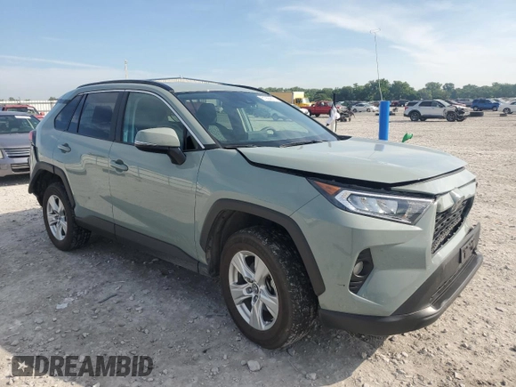 2020 Toyota RAV4 XLE z VIN 2T3P1RFV3LC095206, wystawiony jako Copart lot #61994415 z przebiegiem 57 698 mil mil oraz Szkoda całkowita • Salvage title. Historia ofert i sprzedaży dostępna na DreamBid. Obrazek 4.