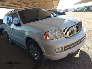 2005 Lincoln Navigator Luxury with VIN 5LMFU28545LJ08551, listed as a IAAI auction lot 42049401 with 160,932 mi miles. Bid and sale history available at carsss.com. Image 1.