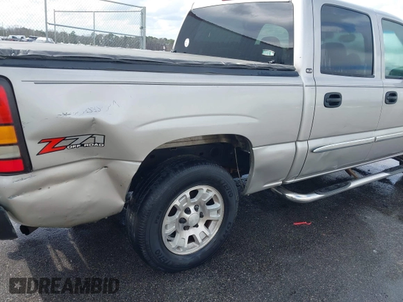 2005 GMC Sierra 1500 SLT z VIN 2GTEK13T351363383, wystawiony jako IAAI lot #41703776 z przebiegiem 142 722 mil mil oraz . Historia ofert i sprzedaży dostępna na DreamBid. Obrazek 17.