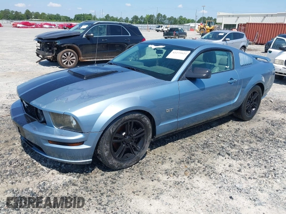 2005 Ford Mustang GT Deluxe z VIN 1ZVFT82H155200458, wystawiony jako IAAI lot #42273923 z przebiegiem 136 008 mil mil oraz . Historia ofert i sprzedaży dostępna na DreamBid. Obrazek 2.