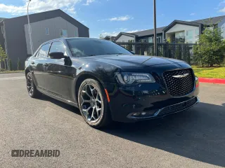 2018 Chrysler 300 S z VIN 2C3CCABG5JH313938, wystawiony jako Copart lot #60175405 z przebiegiem 122 155 mil mil oraz Szkoda całkowita • Salvage title. Historia ofert i sprzedaży dostępna na DreamBid. Obrazek 1.