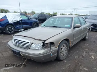 2003 Ford Crown Victoria LX z VIN 2FAFP74W13X120754, wystawiony jako IAAI lot #42212879 z przebiegiem 91 438 mil mil oraz . Historia ofert i sprzedaży dostępna na DreamBid. Obrazek 2.