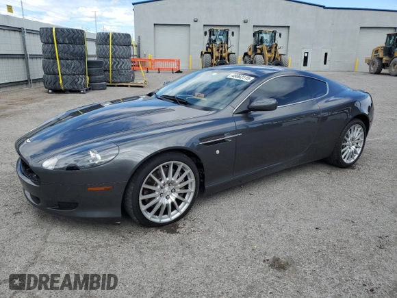2007 Aston Martin DB9 z VIN SCFAD01A77GA07808, wystawiony jako Copart lot #48063115 z przebiegiem 53 195 mil mil oraz Szkody całkowita. Historia ofert i sprzedaży dostępna na DreamBid. Obrazek 1.