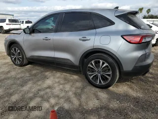 2021 Ford Escape SE z VIN 1FMCU0G60MUB26476, wystawiony jako Copart lot #45902945 z przebiegiem 45 638 mil mil oraz Czysty tytuł • Clean title. Historia ofert i sprzedaży dostępna na DreamBid. Obrazek 2.