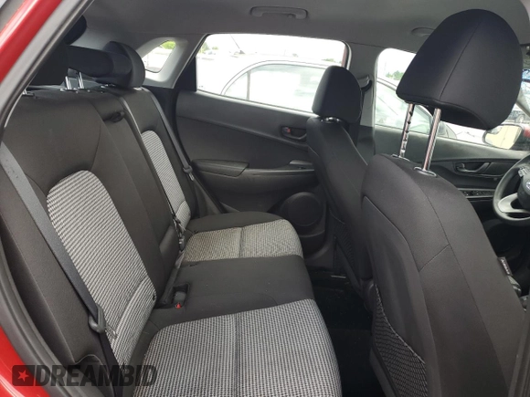 2021 Hyundai Kona SE z VIN KM8K1CAA4MU644545, wystawiony jako Copart lot #56588105 z przebiegiem 86 172 mil mil oraz Szkody całkowita. Historia ofert i sprzedaży dostępna na DreamBid. Obrazek 10.