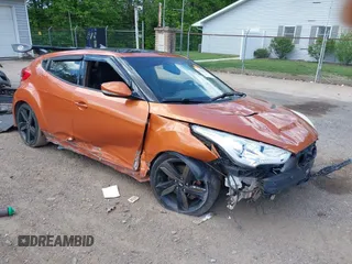 2013 Hyundai Veloster Turbo z VIN KMHTC6AE1DU101236, wystawiony jako IAAI lot #42230984 z przebiegiem 131 854 mil mil oraz . Historia ofert i sprzedaży dostępna na DreamBid. Obrazek 1.