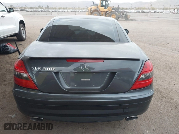 2011 Mercedes-Benz SLK 300 z VIN WDBWK5EA7BF236839, wystawiony jako IAAI lot #41739236 z przebiegiem 93 326 mil mil oraz . Historia ofert i sprzedaży dostępna na DreamBid. Obrazek 16.