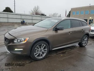 2015 Volvo V60 Cross Country T5 with VIN YV4612HK7F1000537, listed as a Copart auction lot 84033744 with 76,563 mi miles and Salvage Title. Bid and sale history available at carsss.com. Image 1.