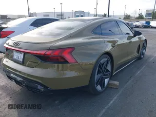 2024 Audi RS e-tron GT z VIN WAUBHBFW5R7900659, wystawiony jako IAAI lot #41797376 z przebiegiem 1010 mil mil oraz . Historia ofert i sprzedaży dostępna na DreamBid. Obrazek 4.