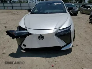 2023 Lexus RZ 450e Premium z VIN JTJAAAAB7PA001851, wystawiony jako Copart lot #57144464 z przebiegiem 3 731 mil mil oraz Szkoda całkowita • Salvage title. Historia ofert i sprzedaży dostępna na DreamBid. Obrazek 12.