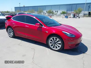 2018 Tesla Model 3 Long Range Battery z VIN 5YJ3E1EAXJF048839, wystawiony jako IAAI lot #42328412 z przebiegiem 83 083 mil mil oraz . Historia ofert i sprzedaży dostępna na DreamBid. Obrazek 1.