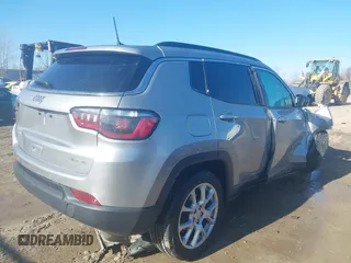 2023 Jeep Compass Latitude Lux z VIN 3C4NJDFN4PT530739, wystawiony jako IAAI lot #42038351 z przebiegiem 32 574 mil mil oraz . Historia ofert i sprzedaży dostępna na DreamBid. Obrazek 4.