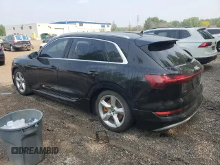 2019 Audi e-tron Prestige z VIN WA1VAAGE8KB008858, wystawiony jako Copart lot #56161725 z przebiegiem 123 111 mil mil oraz Czysty tytuł • Clean title. Historia ofert i sprzedaży dostępna na DreamBid. Obrazek 2.