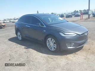 2016 Tesla Model X 70D z VIN 5YJXCAE27GF002541, wystawiony jako IAAI lot #41957228 z przebiegiem 77 199 mil mil oraz . Historia ofert i sprzedaży dostępna na DreamBid. Obrazek 1.