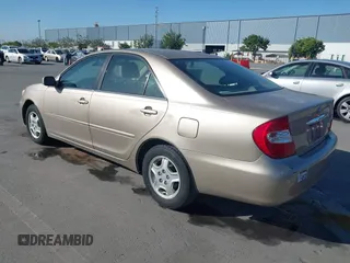 2002 Toyota Camry XLE z VIN 4T1BF32KX2U034414, wystawiony jako IAAI lot #42281225 z przebiegiem 141 434 mil mil oraz . Historia ofert i sprzedaży dostępna na DreamBid. Obrazek 3.