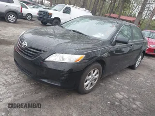 2007 Toyota Camry CE z VIN 4T1BE46KX7U587204, wystawiony jako IAAI lot #41923778 z przebiegiem 144 996 mil mil oraz . Historia ofert i sprzedaży dostępna na DreamBid. Obrazek 2.