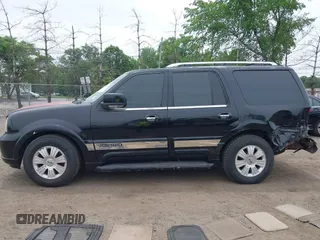 2003 Lincoln Navigator Luxury z VIN 5LMFU28R13LJ43211, wystawiony jako IAAI lot #42331844 z przebiegiem 166 139 mil mil oraz . Historia ofert i sprzedaży dostępna na DreamBid. Obrazek 14.