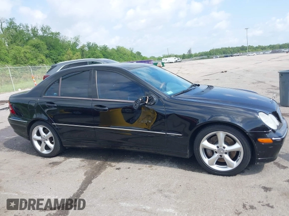 2004 Mercedes-Benz C 230 Kompressor z VIN WDBRF40J64F505984, wystawiony jako IAAI lot #42108989 z przebiegiem 120 383 mil mil oraz . Historia ofert i sprzedaży dostępna na DreamBid. Obrazek 13.