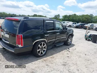 2010 Cadillac Escalade Luxury z VIN 1GYUCBEF6AR266325, wystawiony jako IAAI lot #42138908 z przebiegiem 151 110 mil mil oraz . Historia ofert i sprzedaży dostępna na DreamBid. Obrazek 4.