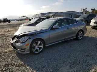 2015 Mercedes-Benz C 250 z VIN WDDGJ4HB2FG378609, wystawiony jako Copart lot #50173765 z przebiegiem 145 536 mil mil oraz Szkoda całkowita • Salvage title. Historia ofert i sprzedaży dostępna na DreamBid. Obrazek 1.
