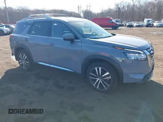 2024 Nissan Pathfinder Platinum z VIN 5N1DR3DJ6RC237403, wystawiony jako IAAI lot #41821359 z przebiegiem 10 248 mil mil oraz . Historia ofert i sprzedaży dostępna na DreamBid. Obrazek 1.