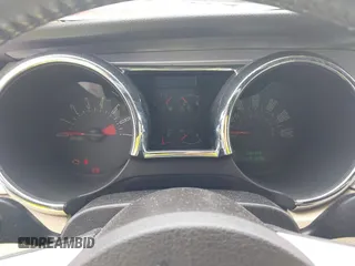 2005 Ford Mustang Deluxe z VIN 1ZVFT84N655195289, wystawiony jako IAAI lot #42182596 z przebiegiem 84 205 mil mil oraz . Historia ofert i sprzedaży dostępna na DreamBid. Obrazek 7.